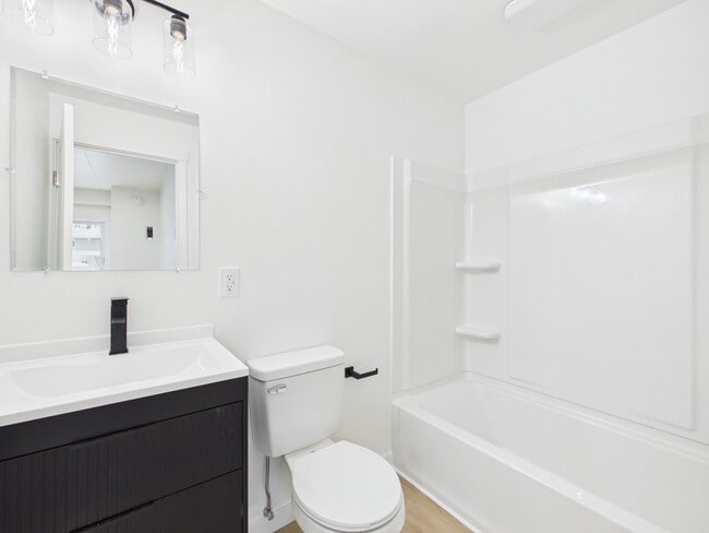 Building Photo - 902 Gilmore St