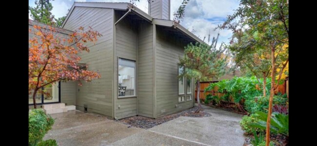 Building Photo - Spacious and beautiful 3 bedroom 2 bath ho...