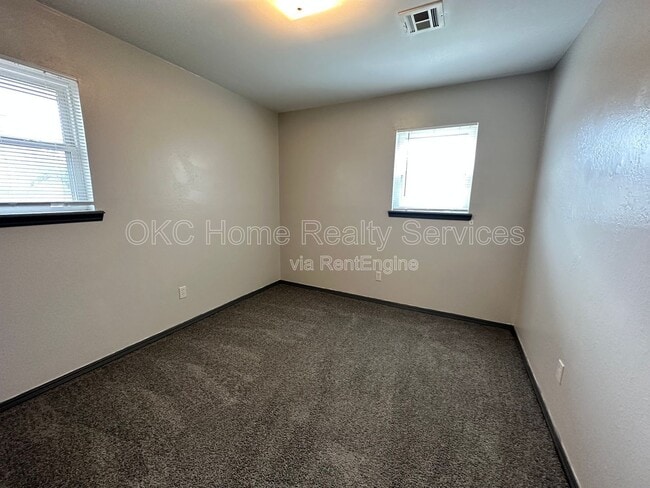 Building Photo - 1706 Surrey Pl