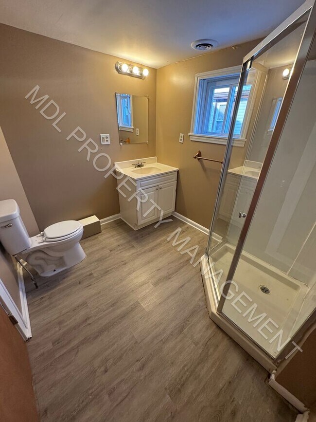 Building Photo - 2 Bedroom Spacious House