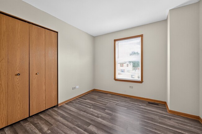 Building Photo - 1301 Brookfield Dr
