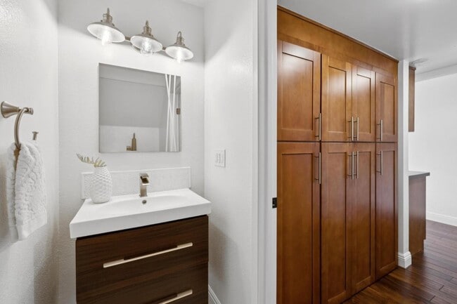 Building Photo - 646 S Ahwanee Terrace