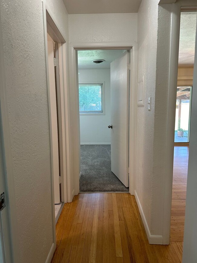 Building Photo - $400 off first months rent!