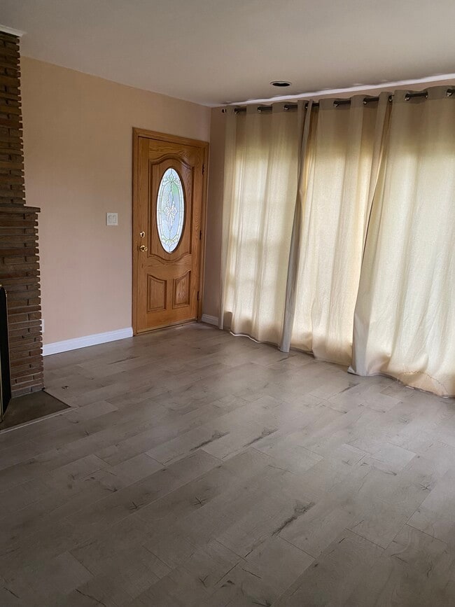 Building Photo - 5325 Glickman Ave