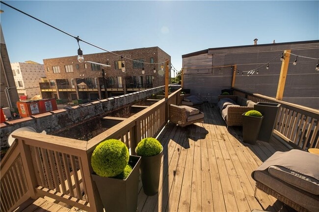 Building Photo - 320 Peters St SW