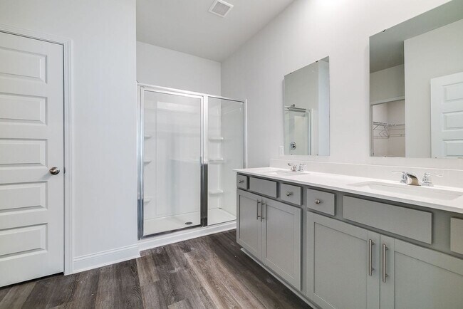 Building Photo - Beautiful 4 bedroom, 2 bathroom home locat...
