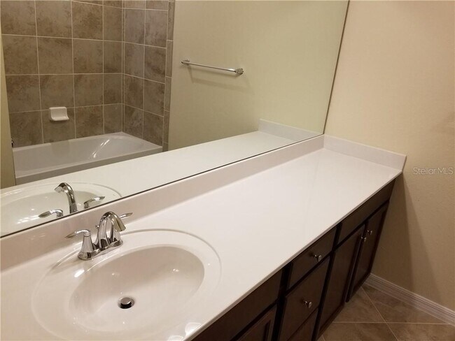 Building Photo - "Spacious 3-Bedroom Townhouse with Lake Views & Modern Finishes in Gran Paradiso"