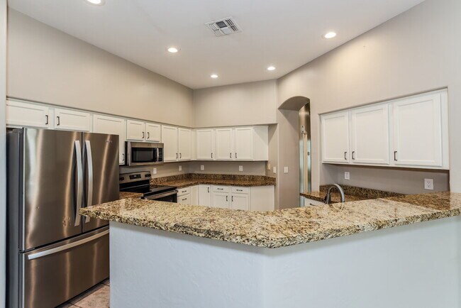 Building Photo - 2102 E Fawn Dr