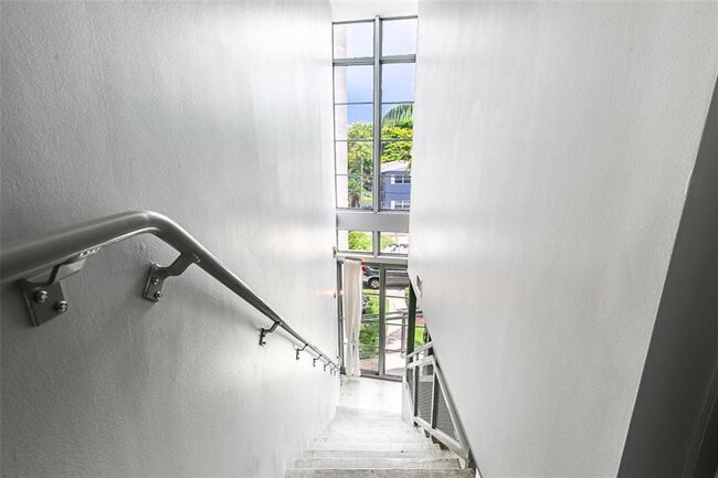 Building Photo - 721 SE 12th Ct
