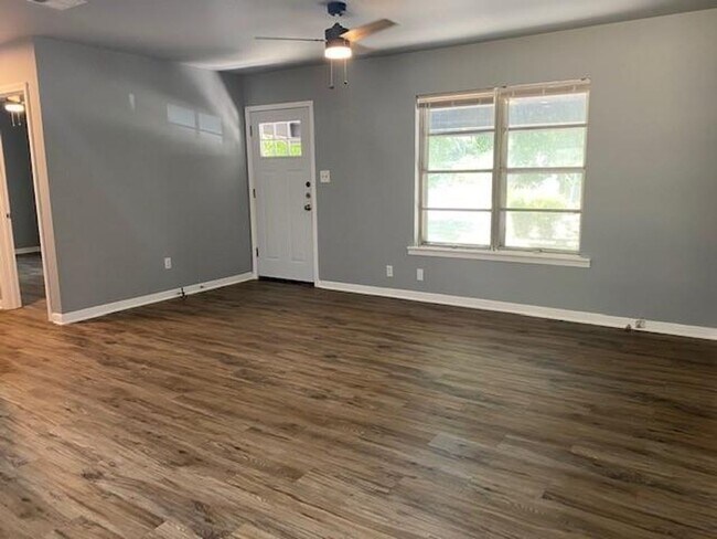 Building Photo - Circle S Rd.