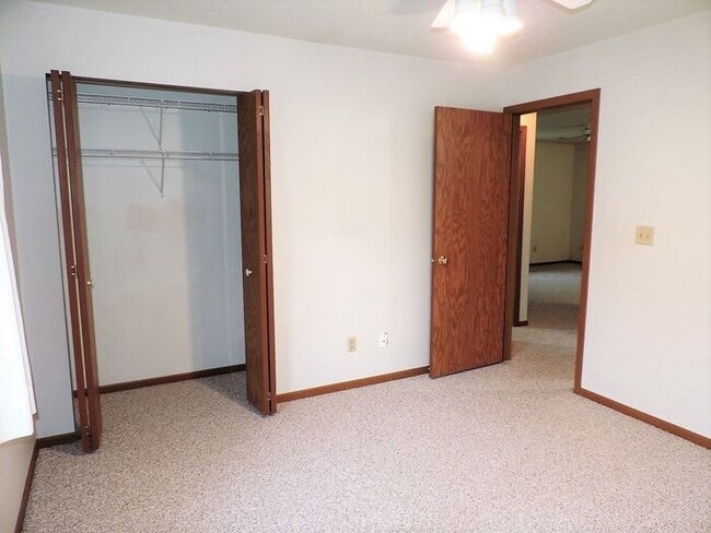 Building Photo - $ 1,095| 2 Bedroom, 1 Bathroom CONDO | PET...