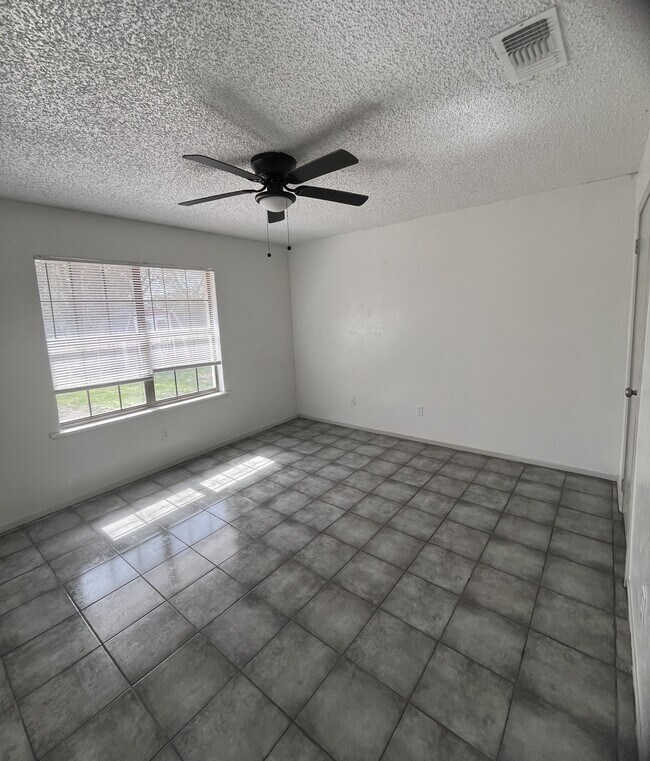 Building Photo - 409 Chapparal St