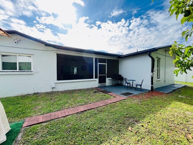 Building Photo - 831 SW 49th Terrace