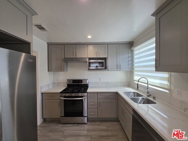 Building Photo - 102 Gaviota Ave