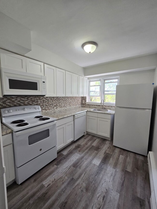 Building Photo - White Horse Gardens is a beautiful place to call home, offering comfort, charm, and everyday conv...