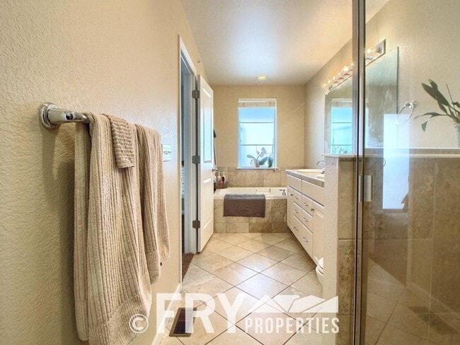 Building Photo - Multi-Level Townhome in the Heart of Belmar