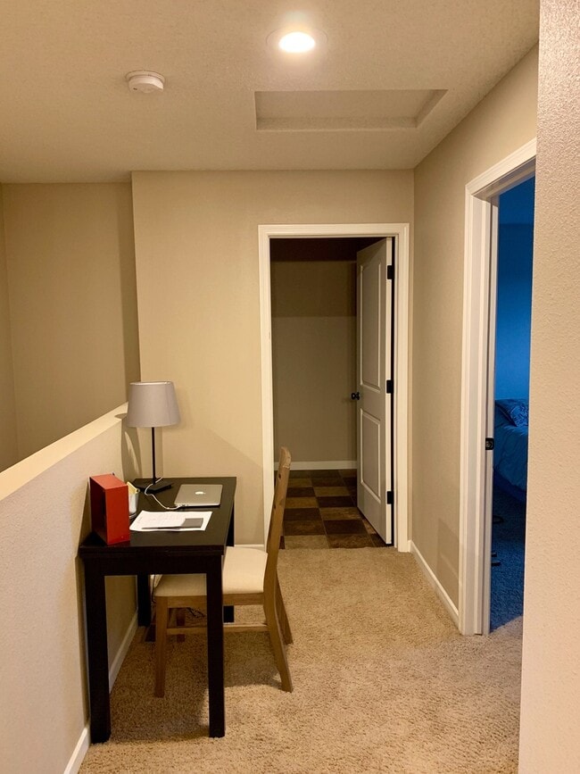 Building Photo - 3 bedroom 2.5 bath townhome