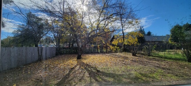 Building Photo - Newly Updated 3 Bedroom 1 Bath Home Close ...