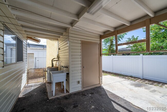 Building Photo - Versatile 3-Bedroom Home with Extended Spa...