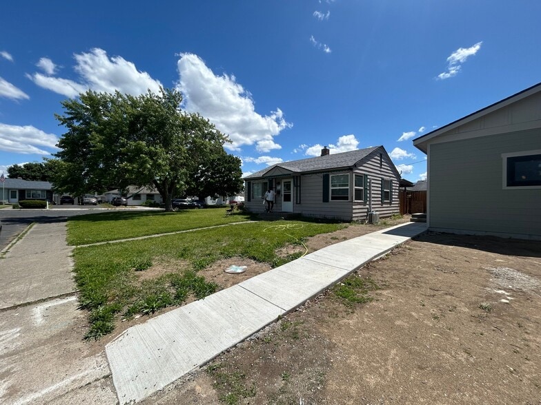 Building Photo - 2405 W Columbia Ave