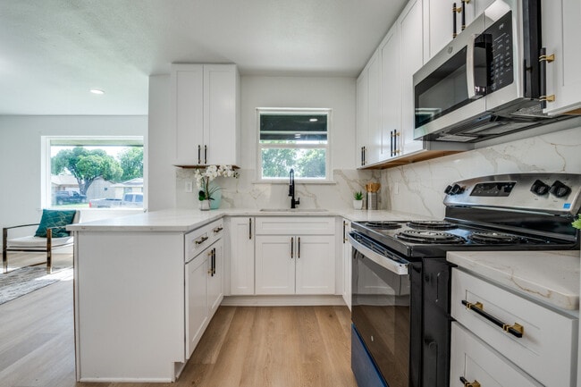 Building Photo - 7826 Woodshire Dr