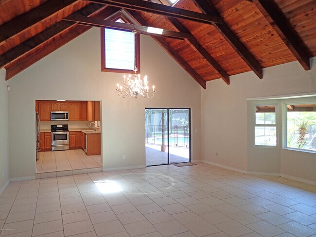 Building Photo - 525 Hidden Creek Dr