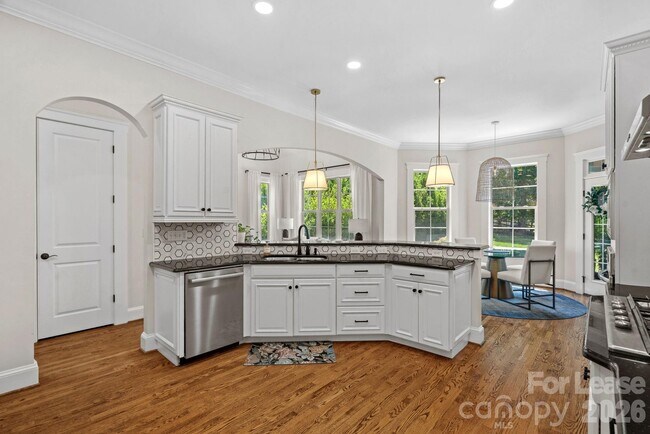 Building Photo - 3813 Lakeside Dr