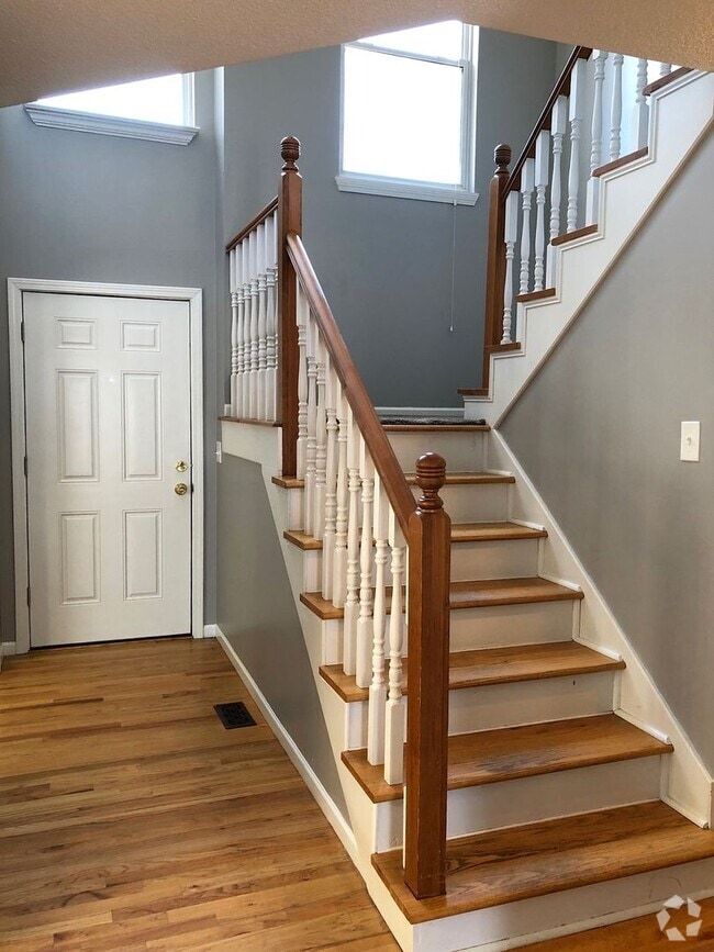 Building Photo - COMING SOON!! 5 Bed, 3.5 Bath, Pet Friendly!!