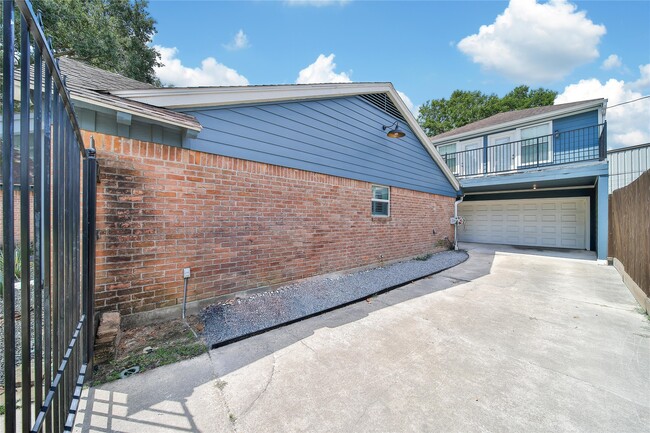 Building Photo - 5027 Twin Candle Dr
