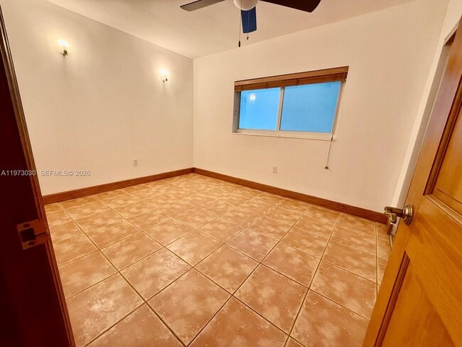 Building Photo - 2539 S Bayshore Dr