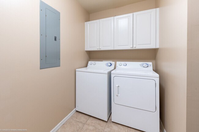 Building Photo - WALKING DISTANCE TO SUNSEEKER RESORT AND P...