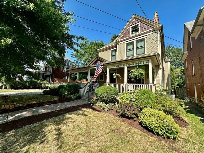 Building Photo - 516 Fourth Street 1.2 miles to CC, 4 Bed 2...