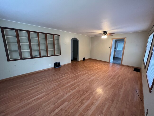 Building Photo - Available Mid-May 4 Bedroom / 1.5 Bathroom for Rent