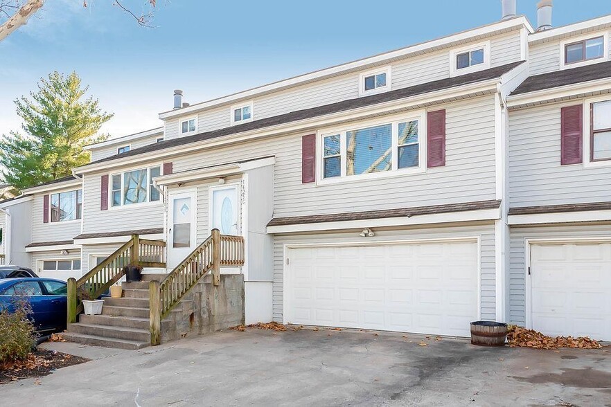 Building Photo - 1425 Martway Cir
