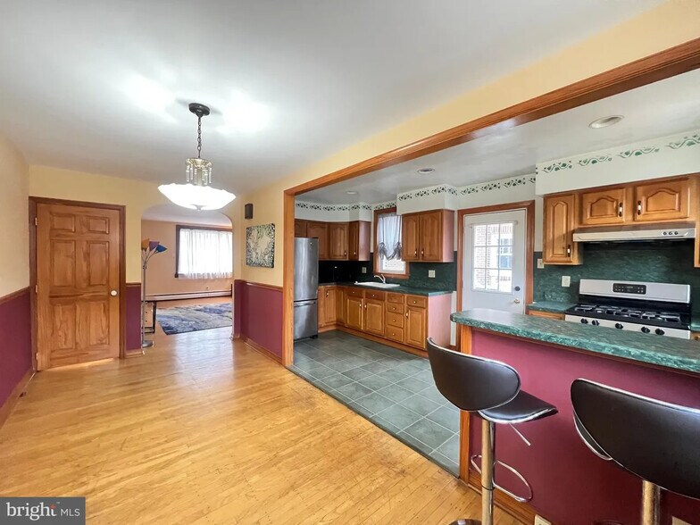 Building Photo - 1834 Benson St