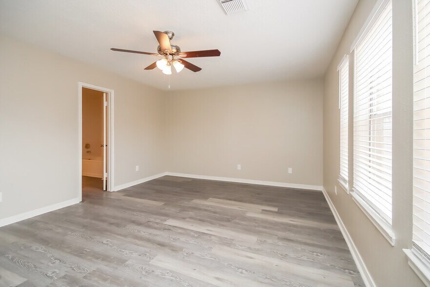 Building Photo - 1711 Oak Ridge Dr