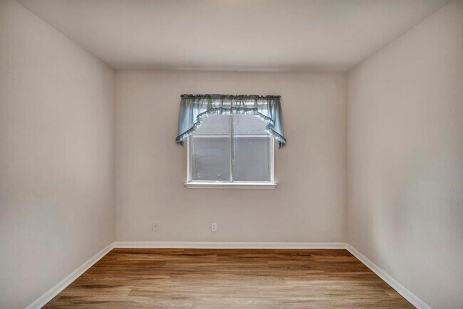 Building Photo - 216 Meadowside Dr