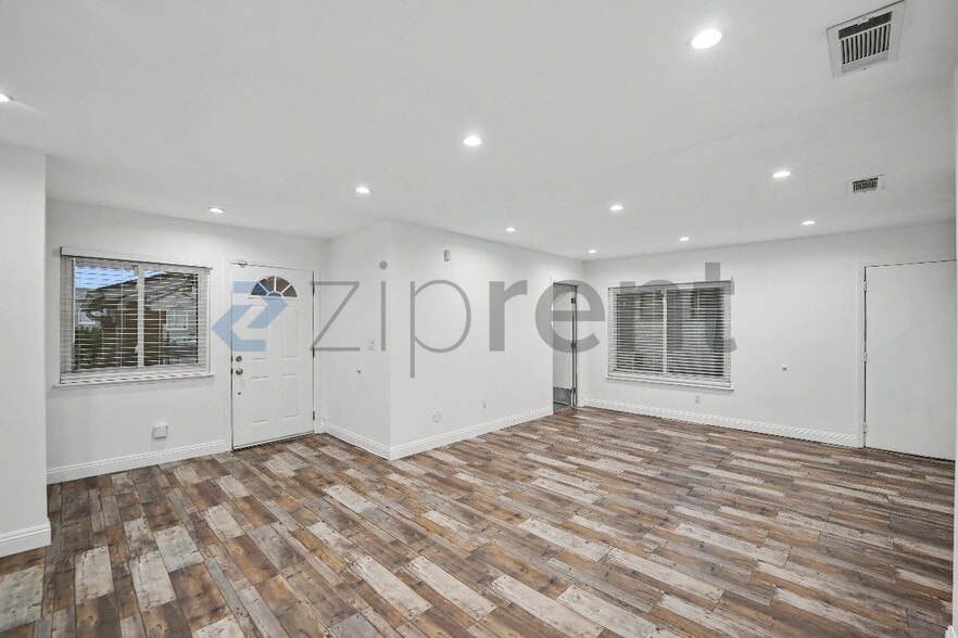 Building Photo - Unit