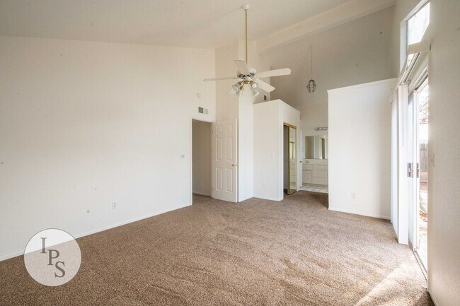 Building Photo - North West Fresno Home, 3BR/2BA, New Carpet/Paint, Lots of Amenities