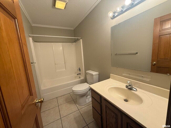 Building Photo - 613 Oakbrook Ave