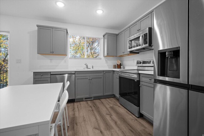 Building Photo - 645 S Plum Creek Ln E