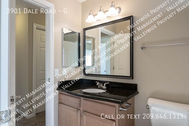 Building Photo - Modesto 2 Bedroom 2 Bath Condo "Parkview V...