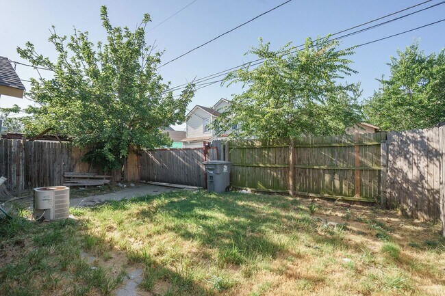 Building Photo - Charming 3-1-1 in S Dallas