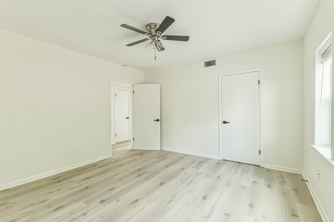 Building Photo - 5922 Fairdale Ln