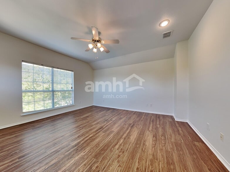 Building Photo - 2820 Hereford Rd