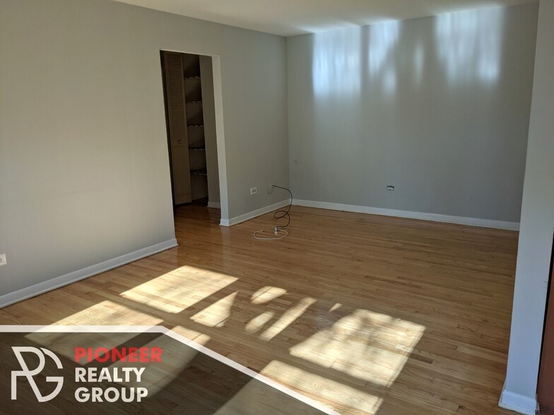 Building Photo - 502 W Briar Pl