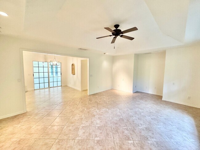 Building Photo - ** BERKSHIRE LAKES ** 3 BED + DEN / 2.5 BA...