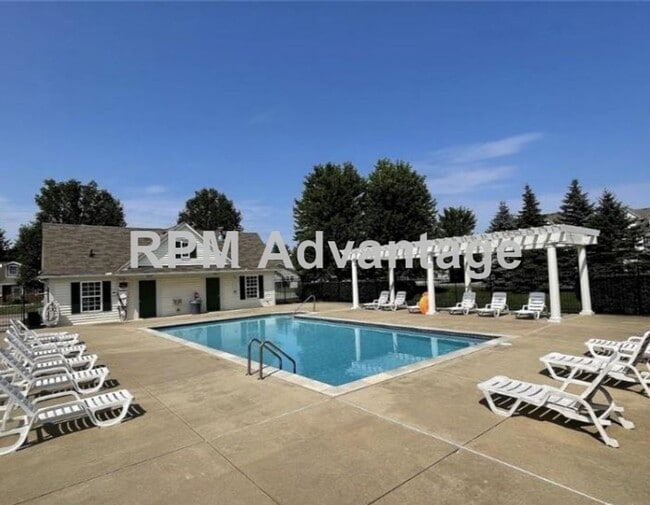 Building Photo - Gorgeous Townhouse Steps from Pool and Hik...