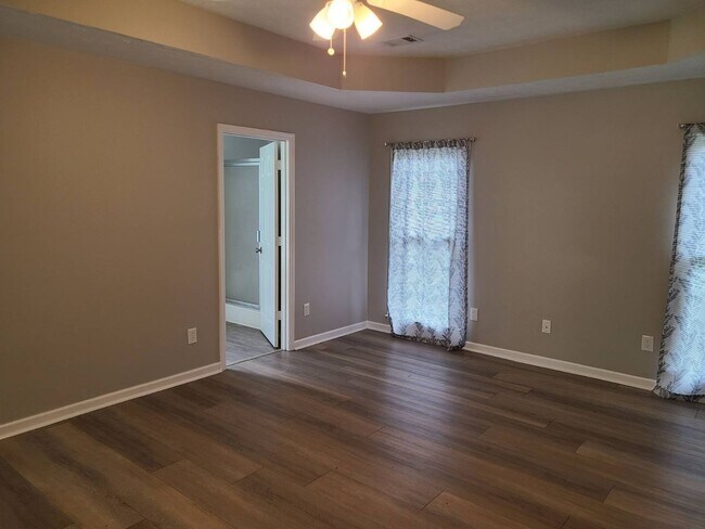 Building Photo - Rent ready 4 bedroom/ 2 bathroom