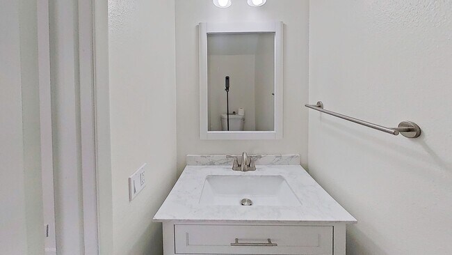 Building Photo - Newly Renovated 2 Bed / 2.5 Bath Townhome in North Hills